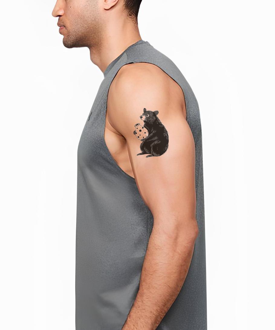 Design del tatuaggio del barattolo con orso seduto