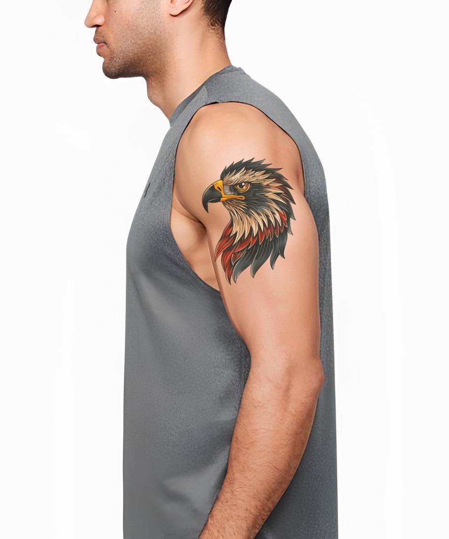 Idea de Tatuaje de Halcón con Plumas Enfocadas