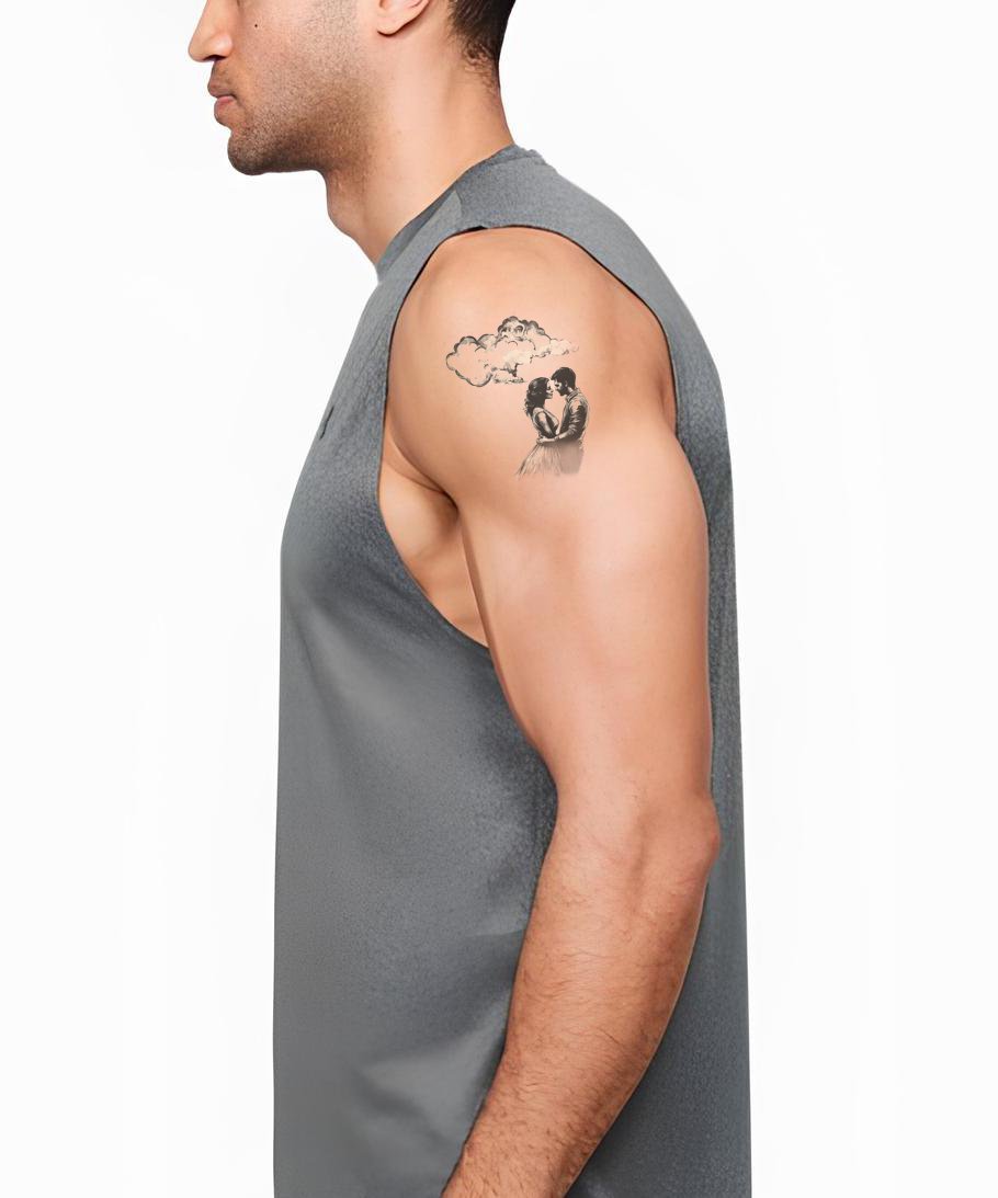 Tatouage "Amants Flottants dans un Paysage Rêveur"