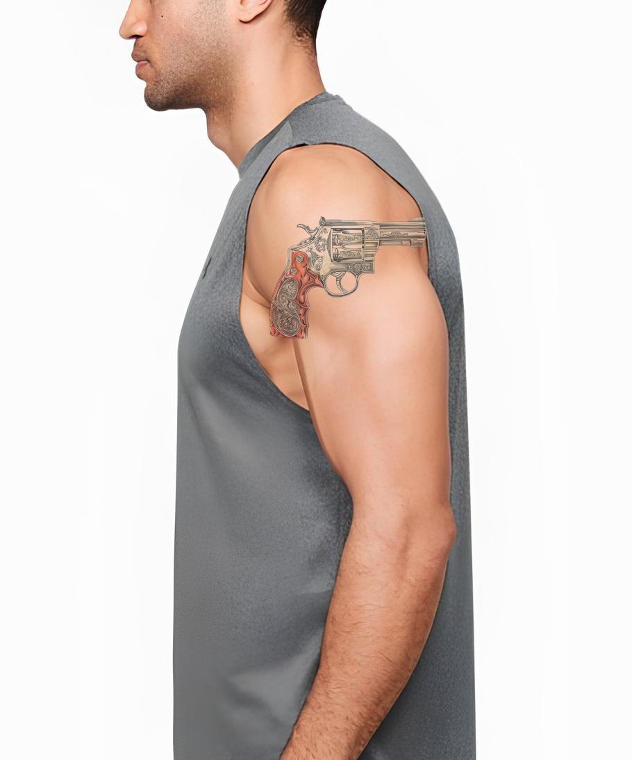 Idea de tatuaje de pistola Magnum neotradicional