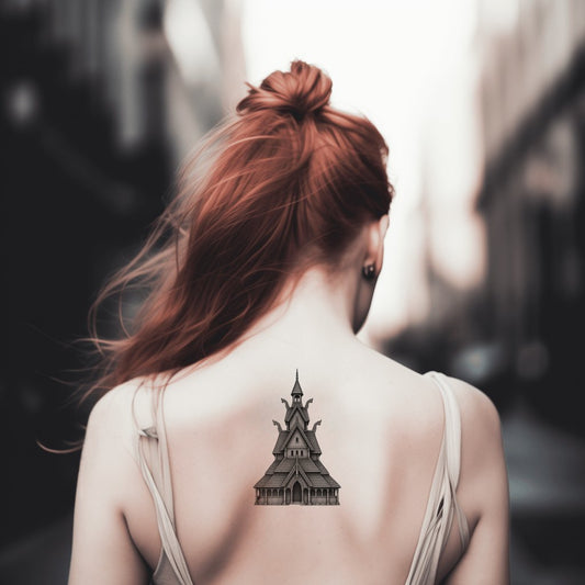 Illustration de tatouage d’une église en bois norvégienne aux pignons de dragon