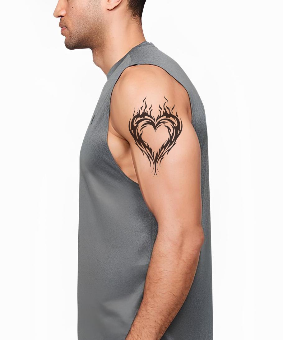 Flammande stam-hjärta tatuering design