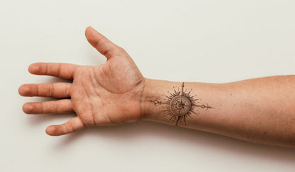 Zwart & Grijs Kompas & Bloemen Mouw Tattoo Ontwerp