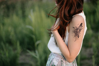 Design del Tatuaggio di Fiori e Piume