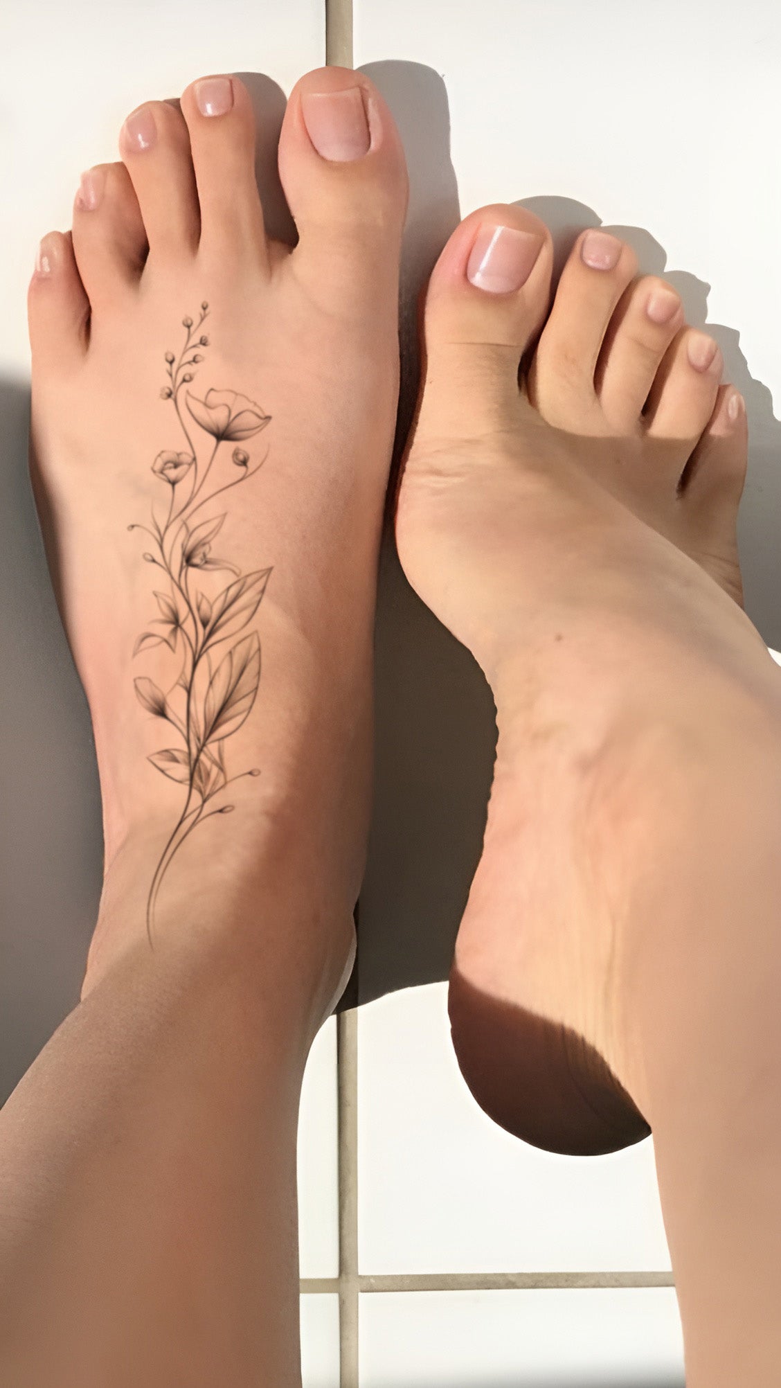 Zartes Blumen-Tattoo im Fineline-Stil