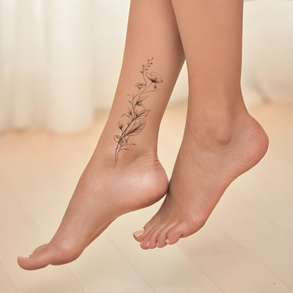 Zartes Blumen-Tattoo im Fineline-Stil