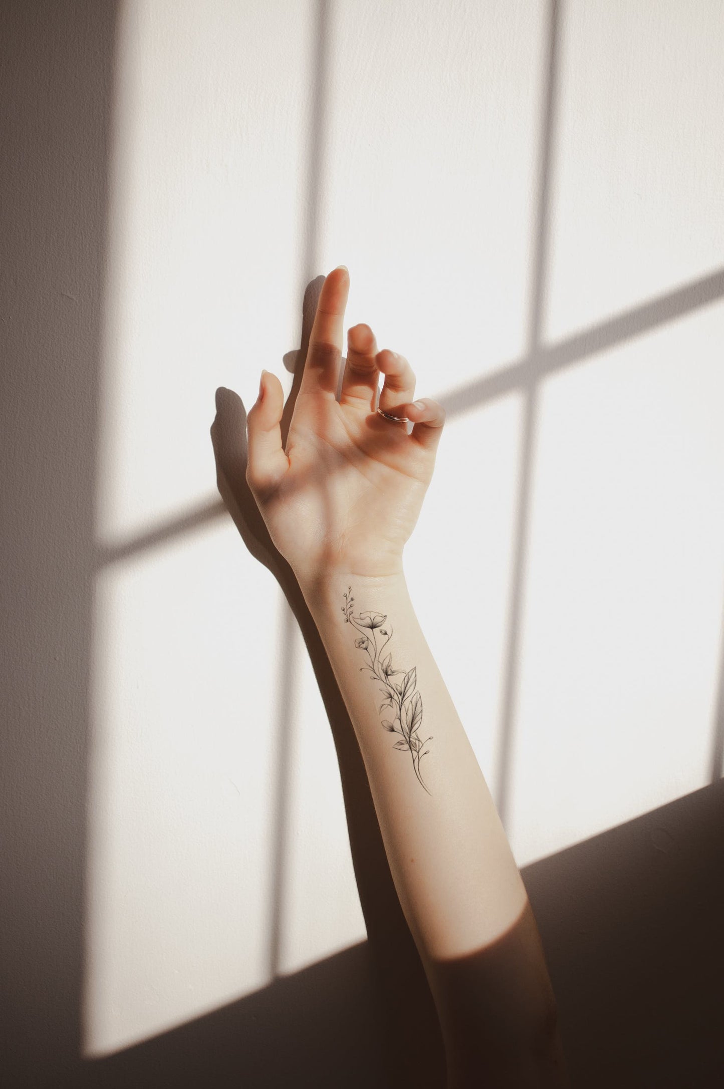 Zartes Blumen-Tattoo im Fineline-Stil