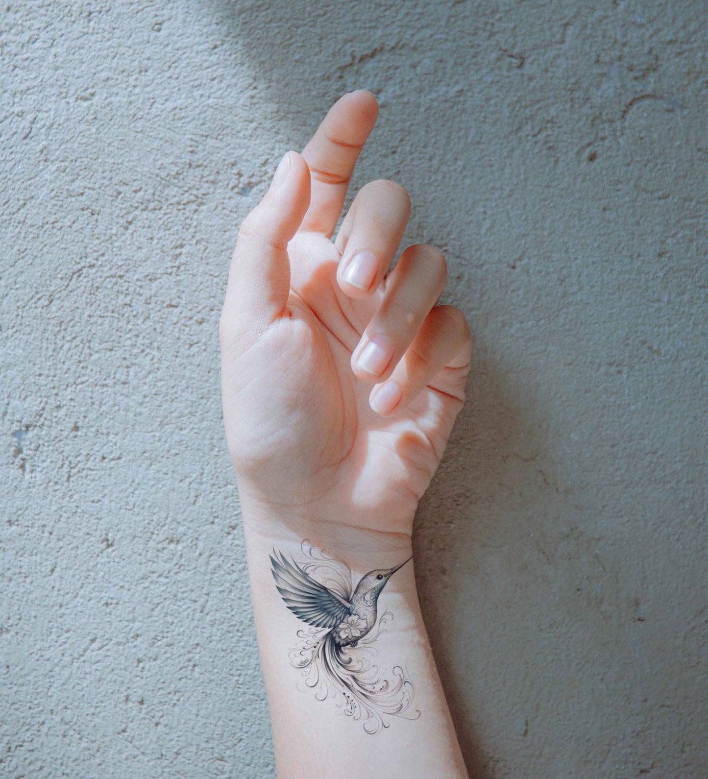 Conception de tatouage de colibri délicat