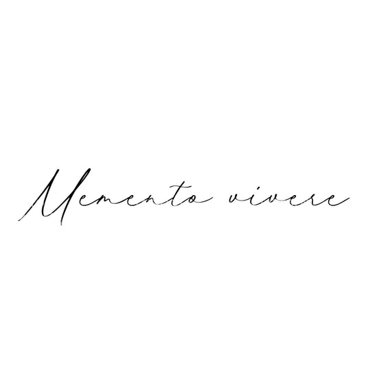 „Memento Vivere“ – lateinisches Fineline-Tattoo-Design mit Zitat