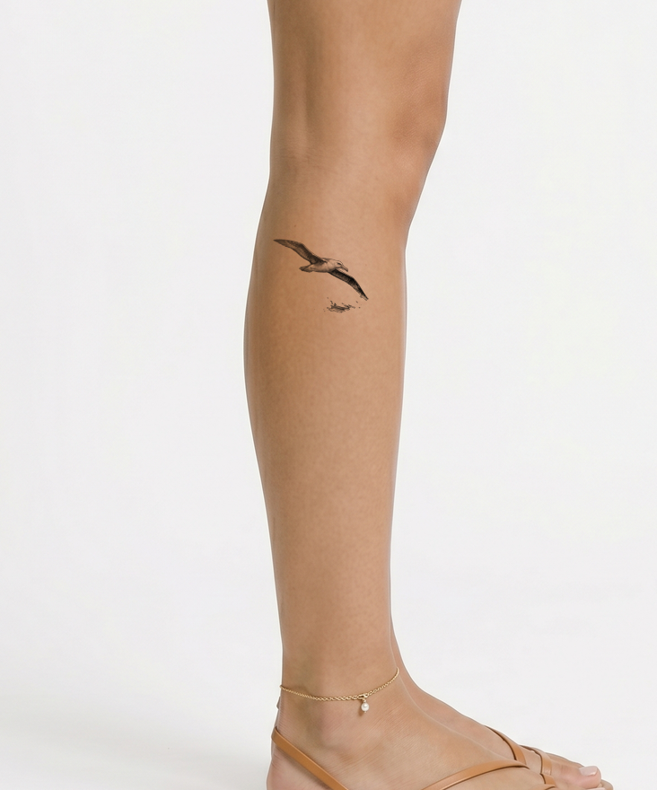 Tatueringsdesign med en albatross över vågen