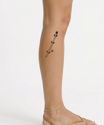 Tattoo-ontwerp van een essen tak met zwarte knoppen