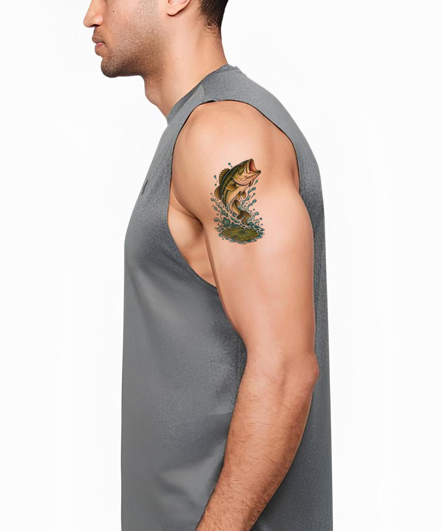 Tattoo-Design mit Schwarzbarsch beim Zuschnappen