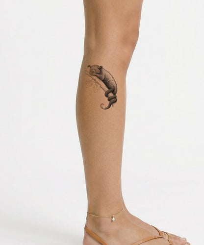 Diseño de tatuaje de un binturón descansando en una rama