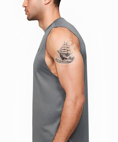 Schwarzes und graues Schiff im Sturm Tattoo-Design