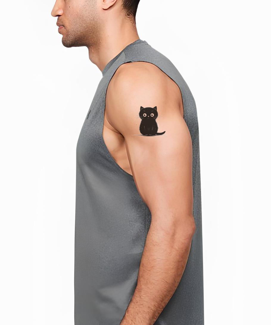 Design de Tatuagem de Gato Preto Fofo e Peludo