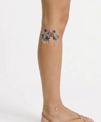 Diseño de tatuaje de dos leonas en negro y gris.