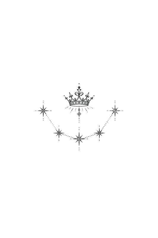 Tatouage fine line de Cassiopée avec une petite couronne