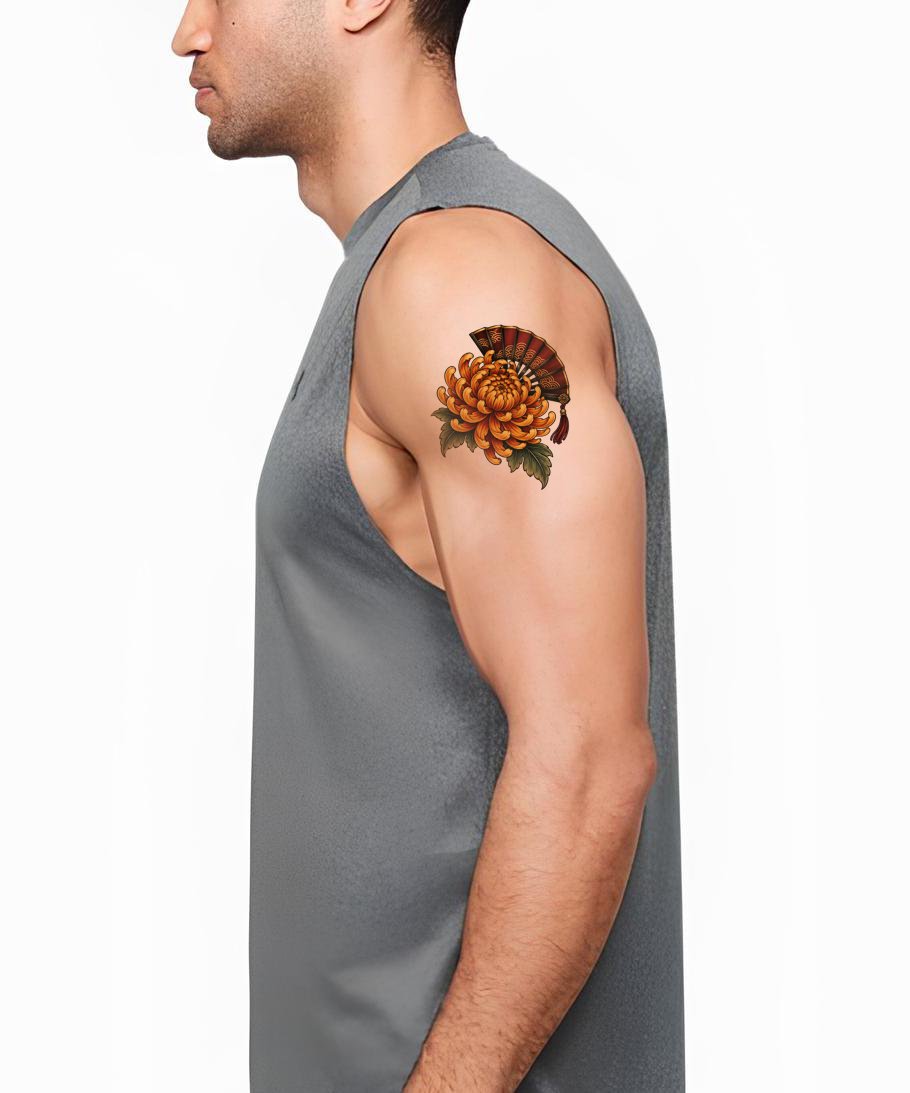 Desain Tato Krisan Emas dan Kipas Berlapis Lak
