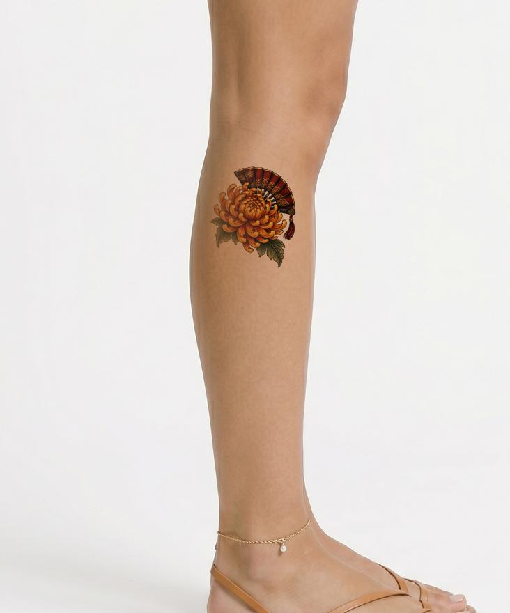 Desain Tato Krisan Emas dan Kipas Berlapis Lak