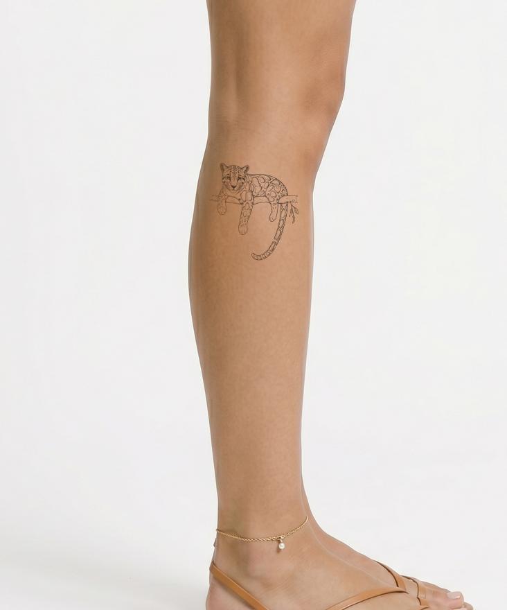 Diseño de tatuaje de leopardo nublado en una rama