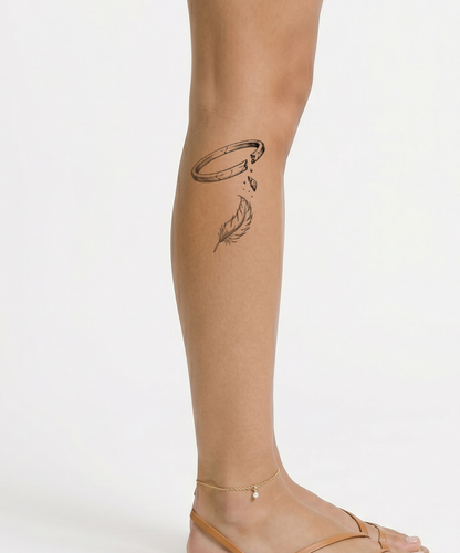 Tatuaggio con aureola crepata e piuma a schizzo