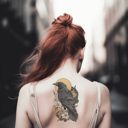 Illustrazione del tatuaggio di fiori di corvo sereno