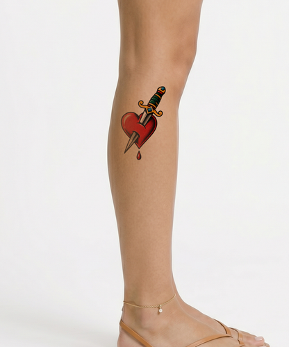 Traditionel tatovering af dolk gennem hjerte
