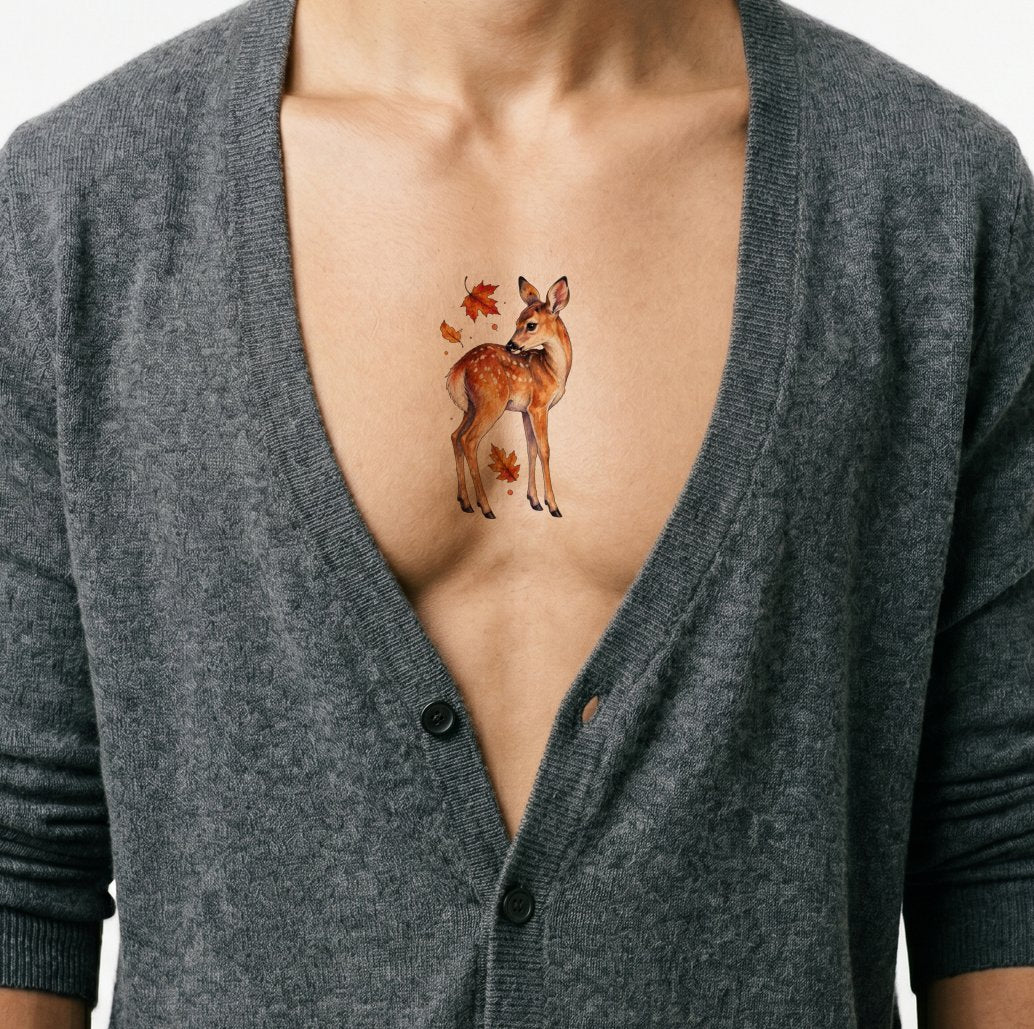 Tatoveringsillustration af en plettet hjort, der ser tilbage på årstidens skifte