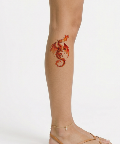 Ilustración de tatuaje de dragón que escupe fuego en acuarela