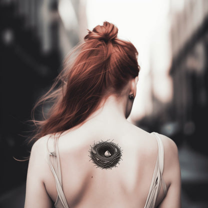 Diseño de tatuaje de nido vacío con cáscara de huevo rota