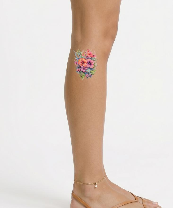 Tropisches Tattoo-Design mit Hibiskus-Blumenstrauß