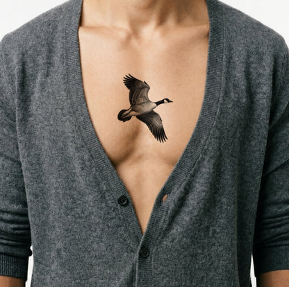 Design per tatuaggio di un'oca canadese in volo