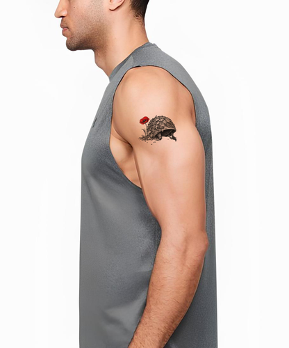 Tatouage commémoratif casque de combat et coquelicot