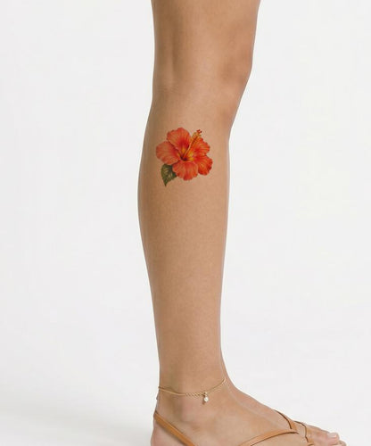 Realistisk tatoveringsdesign med koralhibiscus og gyldent pollen