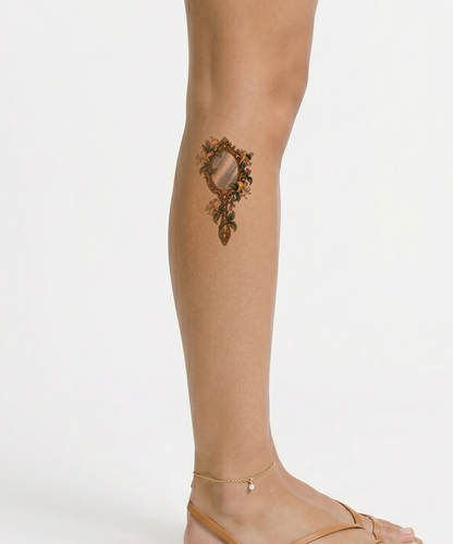 Tattoo-Design mit Geißblatt um antiken Spiegel