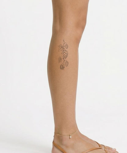 Tatueringdesign med humleranka och kottar