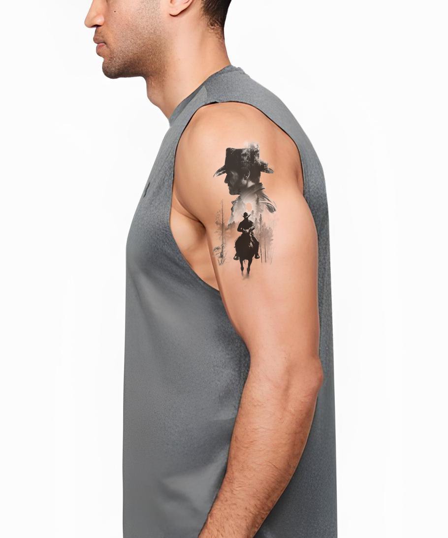 Männliches Cowboy-Tattoo auf einem Pferd