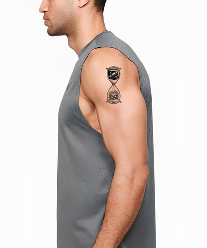 Тату дизайн «Космические песочные часы и цветы»