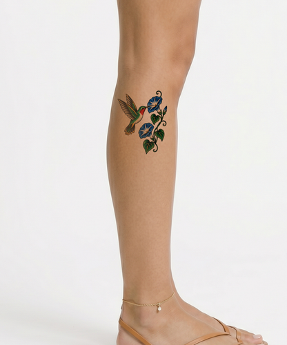 Tatouage traditionnel américain de colibri et ipomées