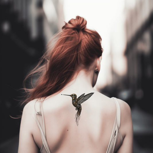 Desain tato burung kolibri steampunk