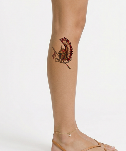 Bevinget husarhjelm med sabel, tatoveringsdesign