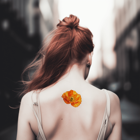 Tatuaggio di papavero islandese arancione dai petali luminosi