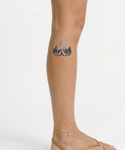 Niedliches Tattoo-Design mit Zelt neben einem Berg – Tattoos Wizard Designs