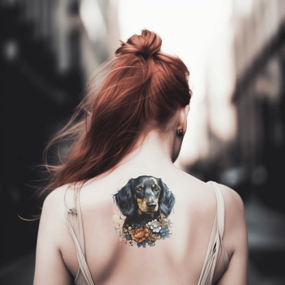 Cachorro Daschund con diseño de tatuaje de flores.