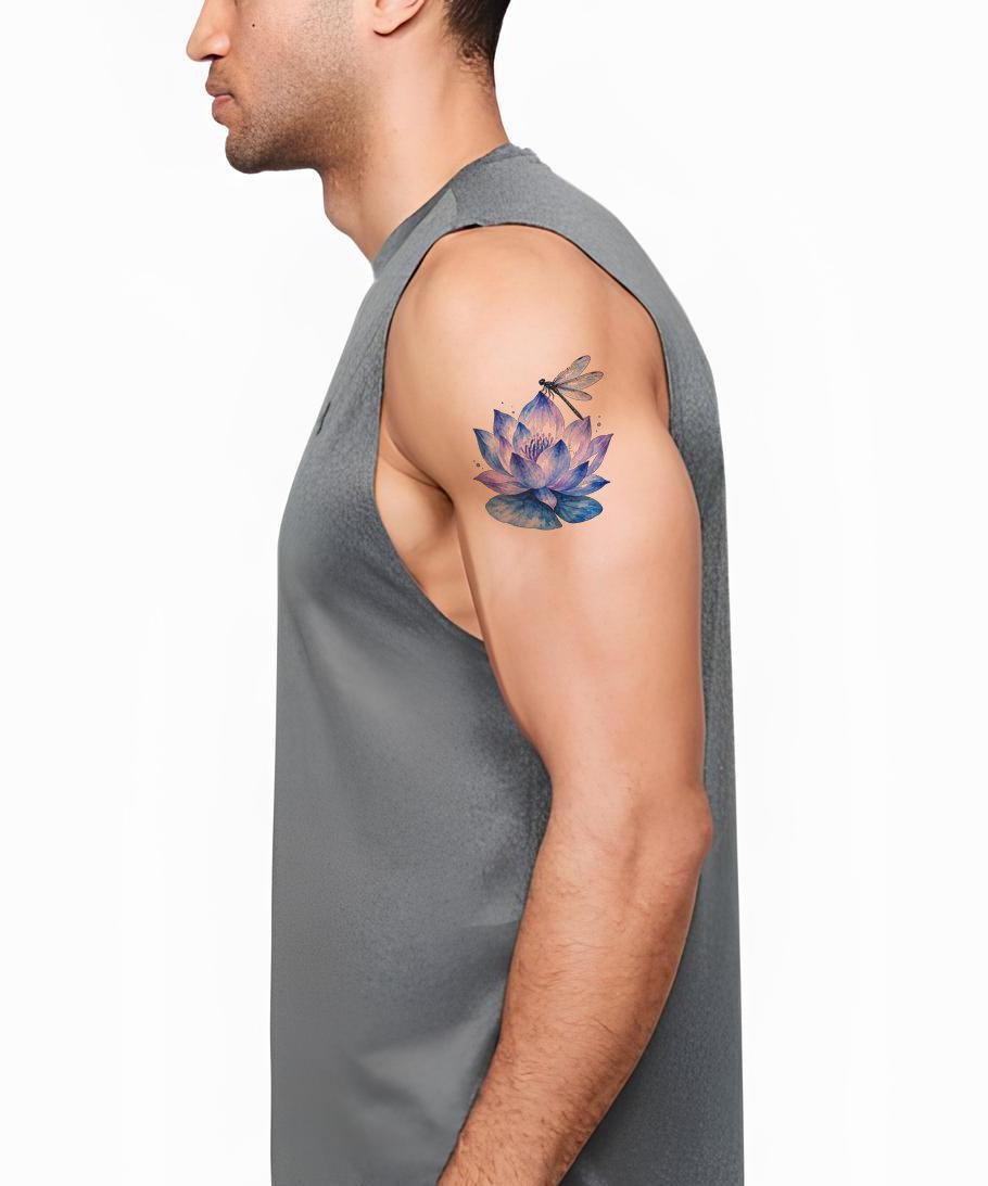 Lila lotus med trollslända, tatueringsdesign