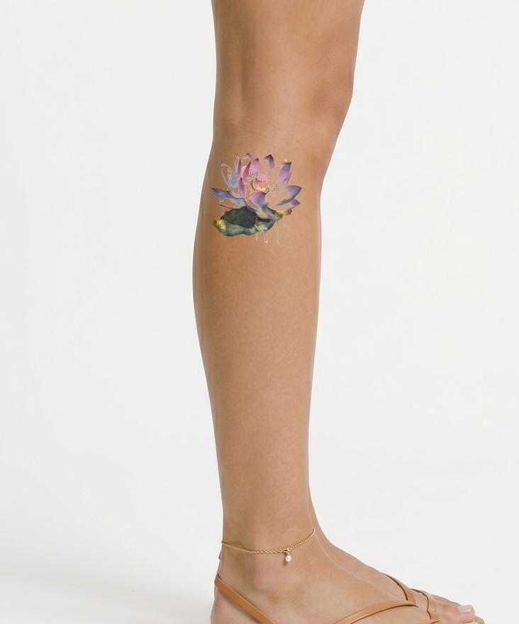 Diseño de tatuaje de flor de loto en acuarela