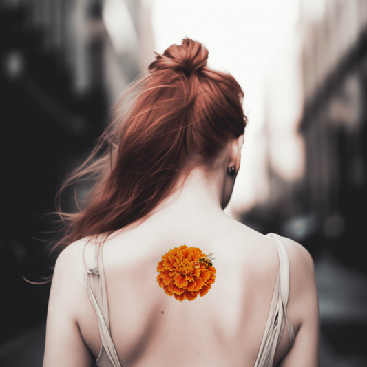 Tattoo-idee met goudsbloem, dauwdruppel en bij