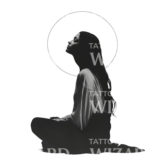 Ein meditierendes, minimalistisches Tattoo-Design für eine Frau