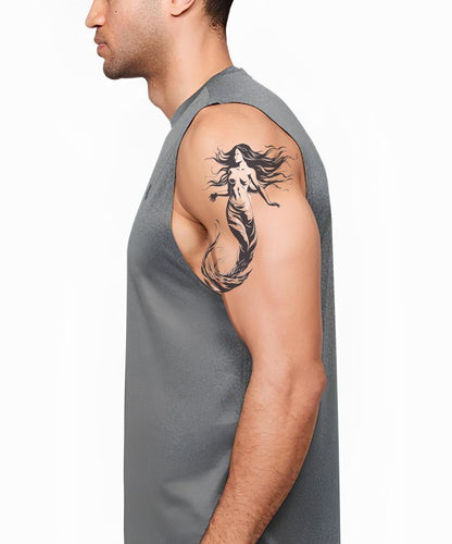 Minimalistisches Tattoo mit Meerjungfrau und wallendem Haar