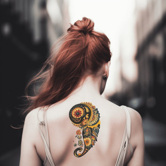 Diseño de tatuaje espiral de cachemira a medianoche